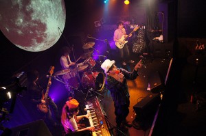 月が浮かぶ素敵なライブハウスです